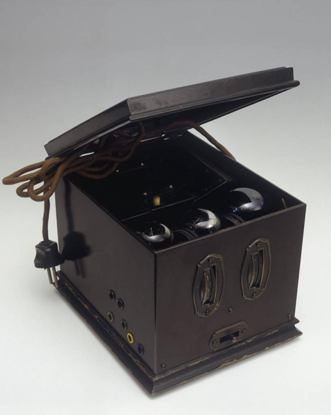 无人,竖图,室内,技术,德国,灰色背景,古典,历史,一个,灰色,收音机,打开,摄影,单个,古董,开启,中欧,彩图,影棚拍摄