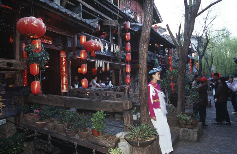 成年人,一个人,站,横图,室外,白天,满意,城市,建筑,街道,丽江,仅一个女性,古城,历史,纳西族,衣服,靠,靠着,摄影,中国文化,东亚文化,云南省,彩图,传统服装,旅行,传统文化