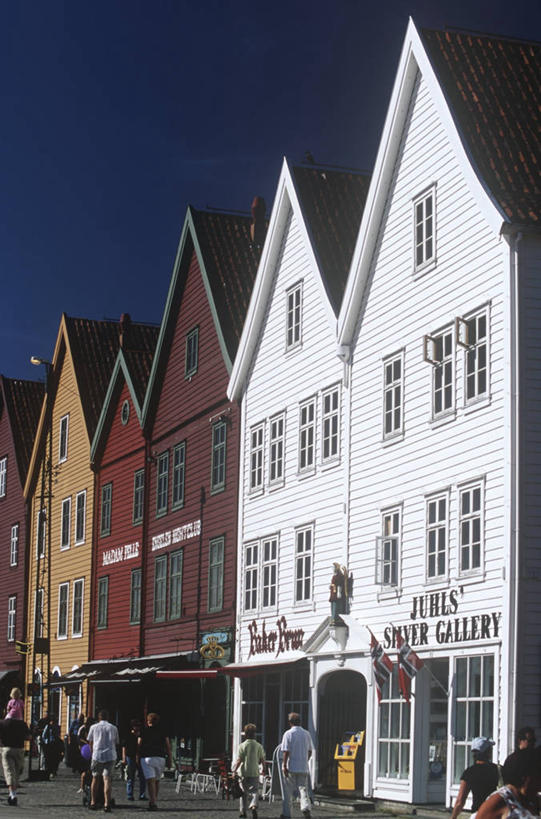 人群,商店,竖图,室外,白天,建筑,街道,挪威,欧洲,房屋,历史,地标建筑,摄影,斯堪的纳维亚,北欧,斯堪的那维亚,斯堪的那维亚半岛,斯堪的纳维亚半岛,斯堪狄纳维亚半岛,卑尔根,挪威王国,霍达兰郡,霍达兰,彩图,旅行