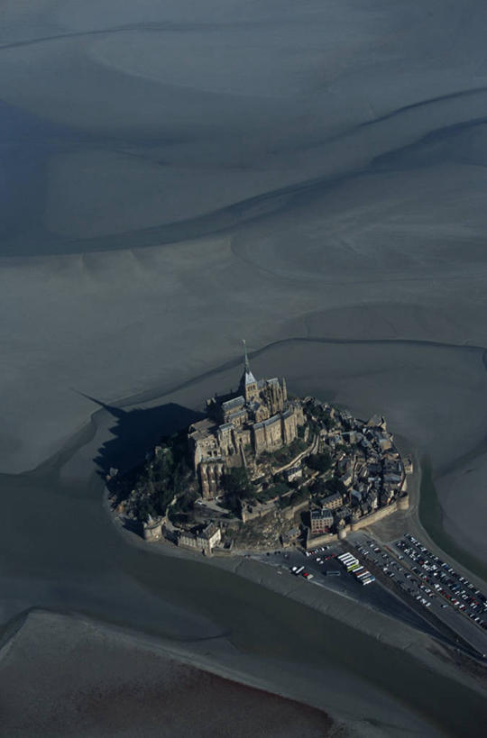 无人,竖图,俯视,航拍,室外,白天,城市,建筑,法国,阴影,岛,历史,摄影,鸟瞰,修道院,中欧,圣米歇尔山,古代文明,诺曼底,修院,彩图,高角度拍摄,旅行,大教堂,河口