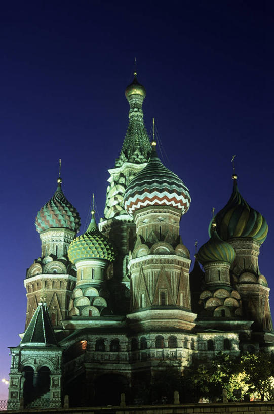 无人,竖图,室外,夜晚,仰视,童话故事,城市,建筑,欧洲,俄罗斯,亚洲,光亮,首都,历史,天空,地标建筑,幻想,摄影,照亮,圆顶建筑,红场,莫斯科,万里无云,俄联邦,俄罗斯联邦,莫斯科州,五海之港,圣巴索大教堂,波克罗夫斯基教堂,圣巴索教堂,圣巴西利亚大教堂,莫斯科红场,圣巴西尔大教堂,彩图,低角度拍摄,旅行,大教堂,俄罗斯文化,柏拉仁诺教堂