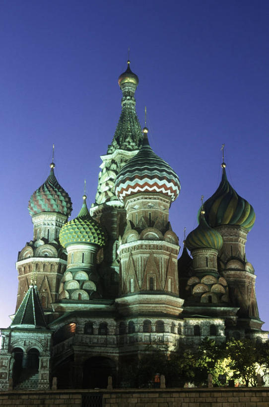 无人,竖图,室外,仰视,童话故事,城市,建筑,欧洲,俄罗斯,亚洲,光亮,首都,历史,天空,黄昏,地标建筑,幻想,摄影,照亮,圆顶建筑,红场,莫斯科,万里无云,俄联邦,俄罗斯联邦,莫斯科州,五海之港,圣巴索大教堂,波克罗夫斯基教堂,圣巴索教堂,圣巴西利亚大教堂,莫斯科红场,圣巴西尔大教堂,彩图,低角度拍摄,旅行,大教堂,俄罗斯文化,柏拉仁诺教堂