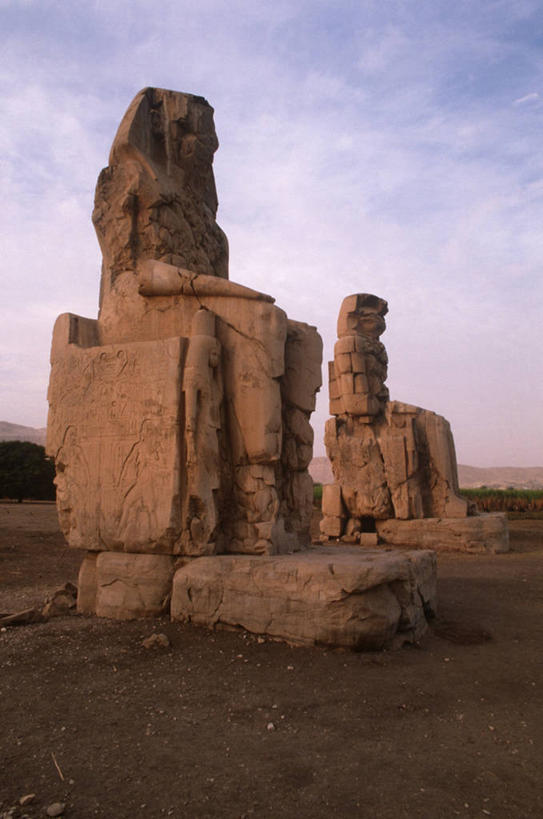 无人,竖图,室外,白天,旅游,度假,美景,城市,雕塑,非洲,埃及,标志,雕像,符号,景观,历史,娱乐,标识,自然,享受,休闲,景色,放松,摄影,中东,法老,自然风光,北非,中东文化,首府,埃及文化,卢克索,阿拉伯埃及共和国,金字塔之国,棉花之国,阿非利加洲,卢克索省,性别符号,古代文明,底比斯,彩图,旅行,男性符号,曼农巨像,埃及卢克索