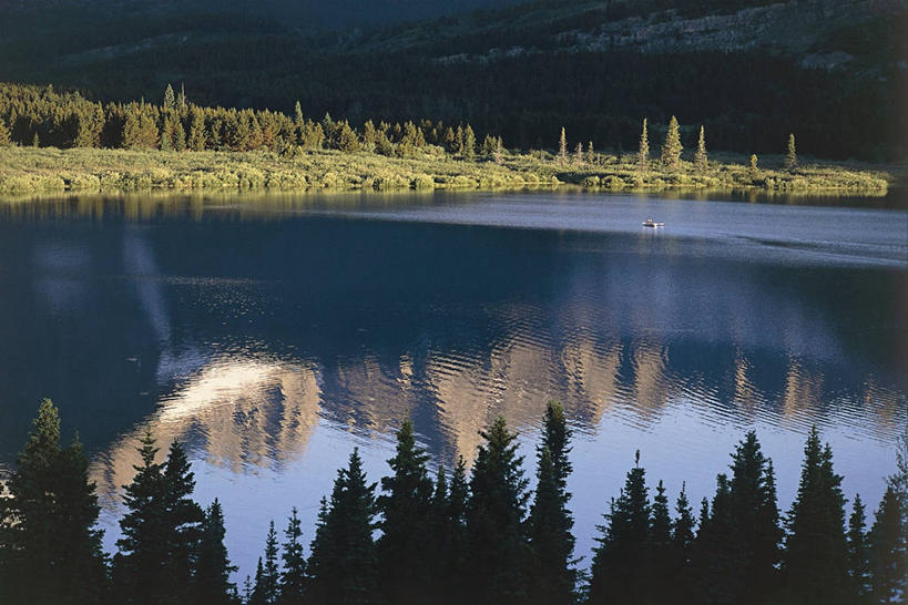 无人,公园,横图,室外,白天,旅游,度假,湖,美景,森林,山,山脉,美国,反射,景观,娱乐,风景,自然,地标建筑,享受,休闲,景色,放松,摄影,宁静,环境,北美,北美洲,国家公园,自然风光,美洲,蒙大拿州,冰川国家公园,洛矶山脉,常绿树,北亚美利加洲,亚美利加洲,蒙大拿,长空之乡,财富之州,冰河国家公园,沃特顿冰川国际和平公园,针叶树,彩图,美利坚合众国,沃特顿.冰川国际和平公园,郊野公园