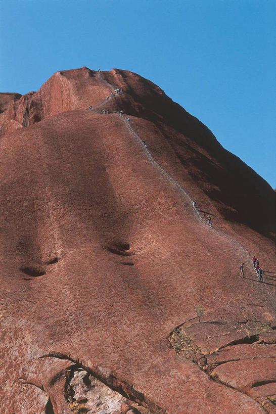 攀登,竖图,室外,白天,仰视,旅游,度假,澳大利亚,行人,游客,游人,宏伟,路人,旅客,天空,自然,地标建筑,摄影,上升,环境,国家公园,岩层,大洋洲,澳洲,户外活动,挑战,沉积岩,万里无云,南方大陆,澳大拉西亚,澳大利亚联邦,北领地,沙岩,过客,岩石,彩图,低角度拍摄,旅行,艾尔斯岩,郊野公园