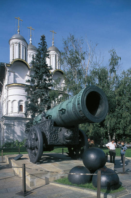 竖图,室外,白天,俄罗斯,枪支,首都,历史,地标建筑,炮,武器,摄影,莫斯科,克里姆林宫,彩图,旅行,俄罗斯文化