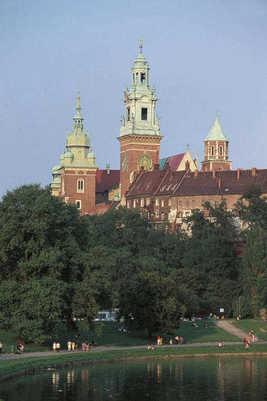 竖图,室外,白天,度假,河流,美景,天际线,城市风光,城市,建筑,波兰,城堡,景观,流水,历史,娱乐,地标建筑,享受,休闲,景色,放松,摄影,克拉科夫,小波兰省,彩图,旅行,瓦维尔主教座堂