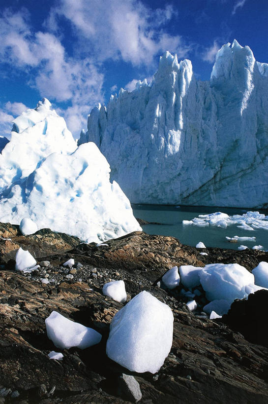 无人,竖图,室外,白天,仰视,旅游,度假,美景,阿根廷,冰,地形,景观,云,娱乐,天空,自然,享受,休闲,景色,南美,放松,寒冷,摄影,宁静,环境,气候,国家公园,自然风光,冰河,巴塔哥尼亚,地质学,莫雷诺冰川,圣克鲁斯省,自然地理,彩图,低角度拍摄,旅行,郊野公园