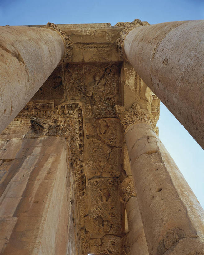 无人,竖图,室外,白天,仰视,天花板,黎巴嫩,柱子,历史,废墟,天空,地标建筑,摄影,考古学,中东,万里无云,古代文明,古代史,巴勒贝克,彩图,低角度拍摄,旅行