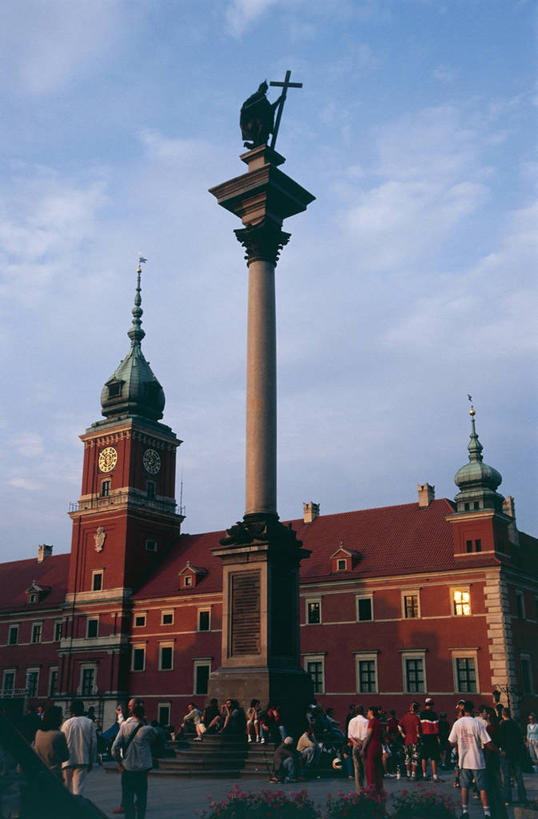 人群,广场,竖图,室外,仰视,城市,建筑,雕塑,波兰,雕像,柱子,城堡,古城,首都,许多人,历史,黄昏,地标建筑,一群人,摄影,华沙,马佐夫舍,城堡广场,彩图,低角度拍摄,旅行,皇家城堡