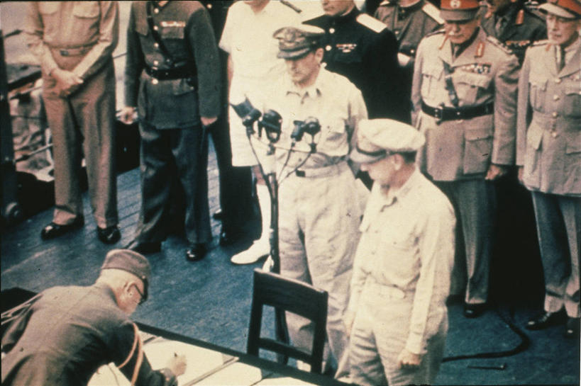 成年人,横图,签字,日本,日本文化,历史,战争,摄影,军舰,签名,甲板,第二次世界大战,将军,美国文化,密苏里号,男人,彩图