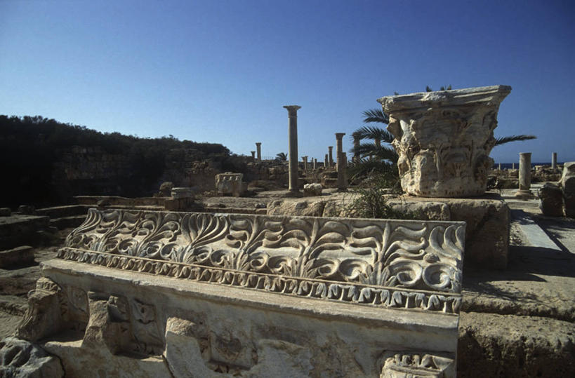 无人,横图,室外,白天,建筑,棕榈树,雕塑,利比亚,雕像,柱子,历史,古罗马,废墟,地标建筑,摄影,考古学,万里无云,古代文明,萨布拉塔,彩图