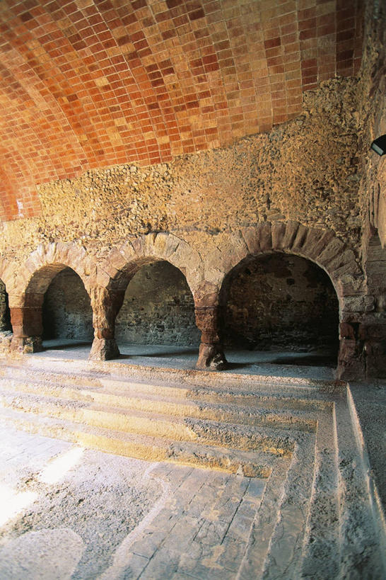 无人,竖图,室内,白天,重复,楼梯,建筑,西班牙,一排,整齐,拱门,历史,古罗马,排列,地标建筑,摄影,考古学,队列,加泰隆尼亚,古代文明,罗马浴池,彩图,过去