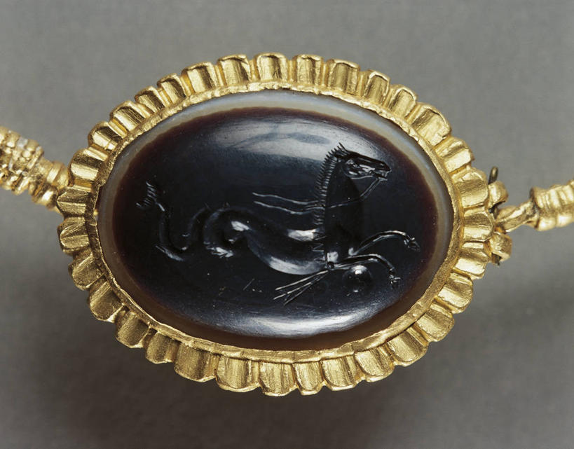 无人,横图,特写,马,项链,珠宝,灰色背景,古罗马,古代,一个,灰色,摄影,单个,古代文明,美术工艺,彩图,影棚拍摄,缟玛瑙,雕刻术