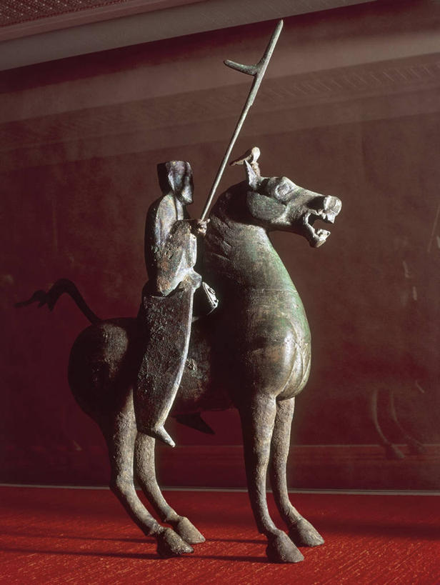 无人,竖图,室内,特写,照明,雕塑,骑马,艺术,装饰,雕刻,雕像,灯光,历史,灯,一个,工艺品,灯具,摄影,单个,纪念,光滑,照亮,美术,考古学,照明设备,主题,陈列,闪光灯,青铜,功能,美学,细腻,平滑,古代文明,戟,美术工艺,彩图,西汉王朝,过去