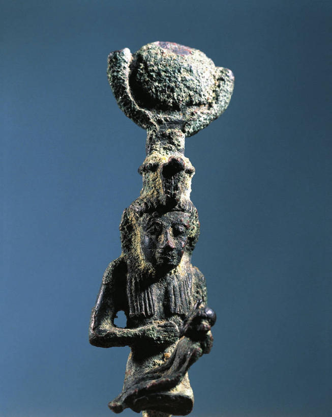 无人,母亲,竖图,特写,雕塑,蓝色背景,神话,艺术,哺乳,雕像,历史,文化,古代,一个,摄影,单个,手艺,传说,青铜,守护神,古埃及文明,古代文明,灵性,荷鲁斯,美术工艺,法老守护神,母性之神,生育之神,埃及神话,伊希斯,彩图,影棚拍摄,神,过去