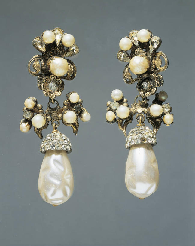 无人,竖图,珠宝,灰色背景,一对,两个,灰色,摄影,耳饰,美术工艺,彩图,影棚拍摄