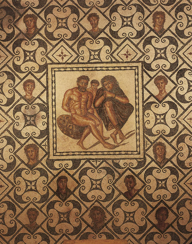 成年人,竖图,室内,白天,花纹,图案,正方形,墙,围墙,许多人,历史,古代,一群人,摄影,犯人,肖像,古代文明,式样,美术工艺,男人,女人,彩图,柏柏尔人