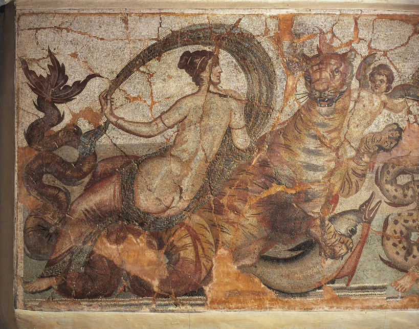 儿童,成年人,两个人,横图,室内,白天,海豚,四只,花纹,神话,图案,墙,围墙,历史,古代,摄影,海怪,手艺,希腊神话,古代文明,美术工艺,男孩,女人,彩图