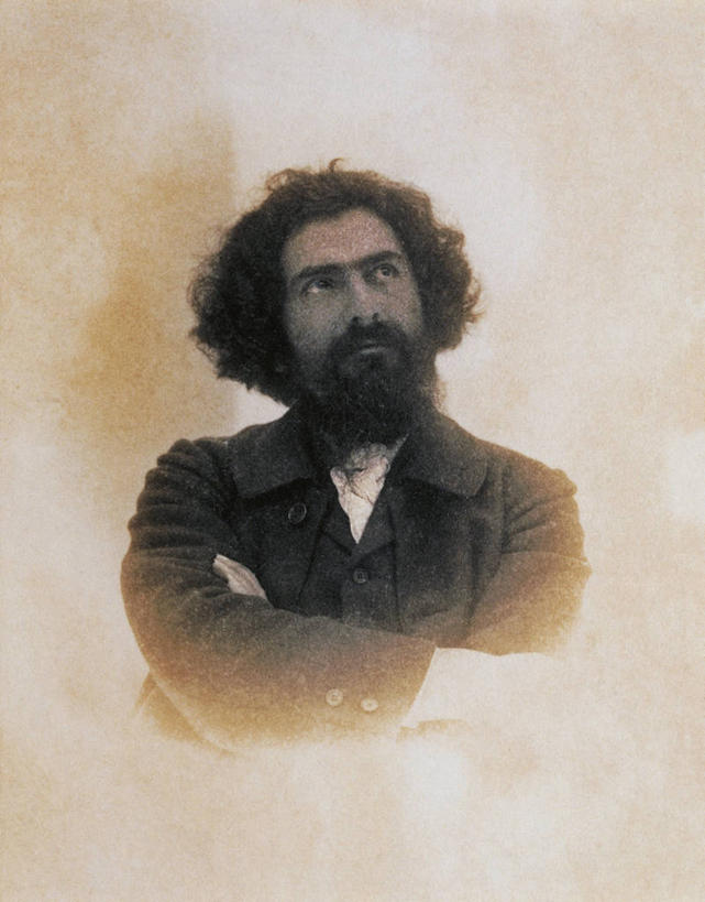 成年人,老年人,胡须,头发,一个人,画家,双手交叉,竖图,仅一个男性,仅一个人,仅一个中年男性,套装,历史,黑色,向上看,摄影,双手抱胸,肖像,男人,男性,中年男性,胡子,络腮胡,半身,彩图,影棚拍摄