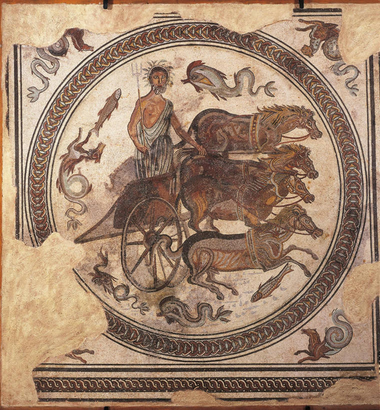 成年人,胡须,一个人,竖图,方图,室内,白天,竞争,马,仅一个男性,一群,许多,对抗,花纹,神话,冲突,圆形,长袍,图案,墙,围墙,很多,历史,破坏,鱼类,古代,武器,战争,摄影,损坏,攻击,威胁,对立,矛盾,兵器,手艺,防御,战车,敌对,挫败,斗争,抗拒,抗衡,杀伤,威慑,古代文明,三叉戟,美术工艺,长兵器,危险,胡子,络腮胡,彩图,罗马神话