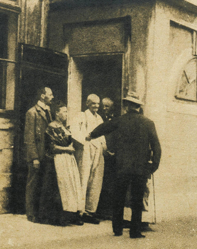 成年人,站,竖图,室外,白天,门,五个人,纹路,纹理,打开,摄影,离开,开启,肌理,男人,女人,说话,彩图