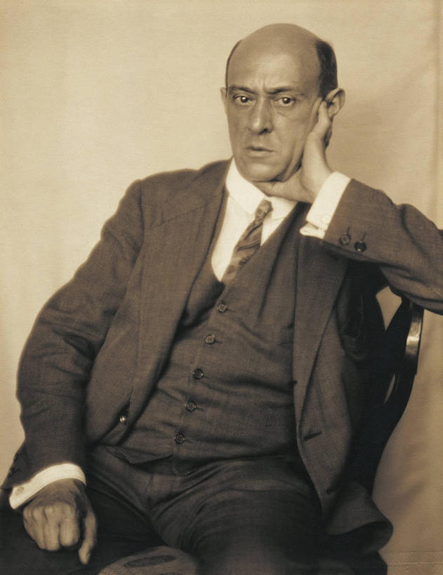 成年人,老年人,一个人,坐,竖图,室内,智慧,信心,仅一个男性,仅一个人,撑,套装,领带,托腮,托,仅一个老年男性,摄影,高雅,托下巴,肖像,音乐人,老年男性,男人,男性,作曲家,彩图,英俊,美人