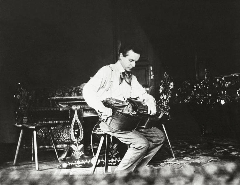 成年人,中年人,一个人,舞台,坐,横图,室内,仅一个男性,仅一个人,仅一个中年男性,表演,乐器,音乐,拿着,表演者,扮演,摄影,演出,音乐人,男人,男性,中年男性,作曲家,彩图