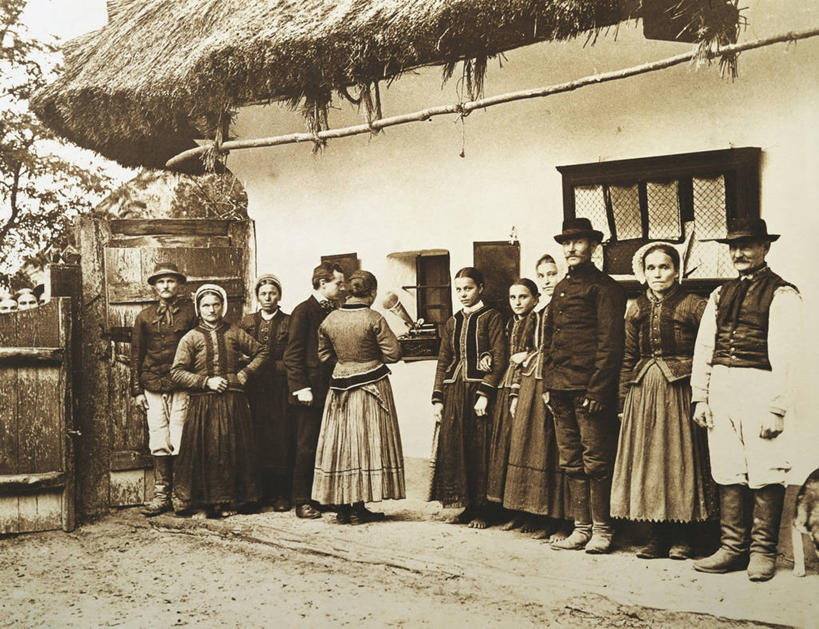 成年人,站,横图,室外,白天,帽子,表演,勾,挽,许多人,表演者,扮演,一群人,勾着,摄影,演出,肖像,音乐人,挽着,特兰西瓦尼亚,男人,女人,彩图,传统服装,旅行