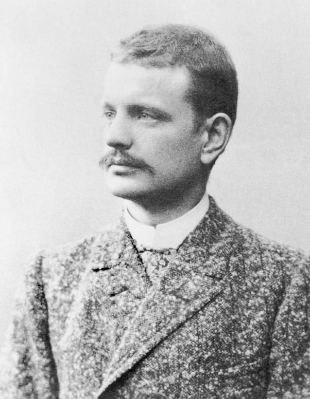 成年人,中年人,一个人,竖图,照片,满意,仅一个男性,仅一个人,仅一个中年男性,表演,套装,历史,扮演,摄影,演出,肖像,男人,男性,中年男性,小胡子,作曲家,半身,彩图,影棚拍摄,短发,古典乐