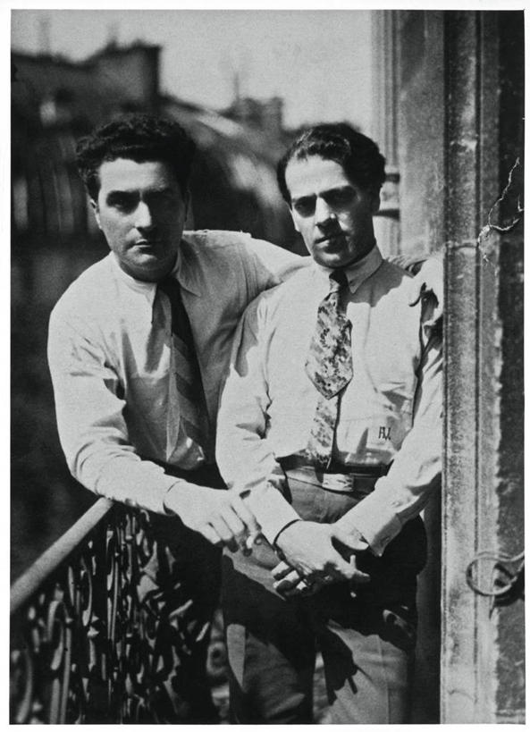 成年人,中年人,一个人,两个人,栏杆,竖图,黑白,照片,室外,白天,友谊,阳台,仅一个男性,仅一个人,仅一个中年男性,表演,扮演,搭,摄影,演出,高雅,搭着,肖像,男人,男性,中年男性,作曲家,英俊,美人,古典乐