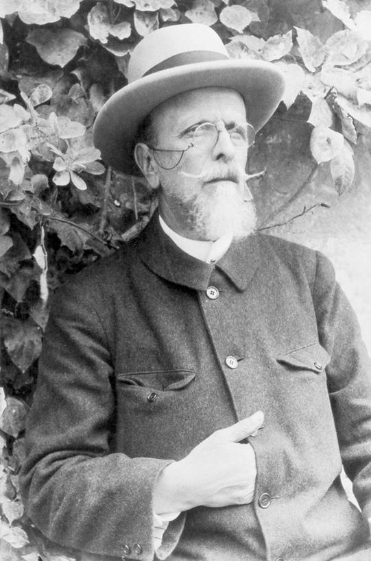 成年人,老年人,胡须,一个人,竖图,黑白,照片,室外,白天,信心,帽子,仅一个男性,仅一个人,眼镜,仅一个老年男性,摄影,考古学,肖像,老年男性,男人,男性,胡子,络腮胡,半身