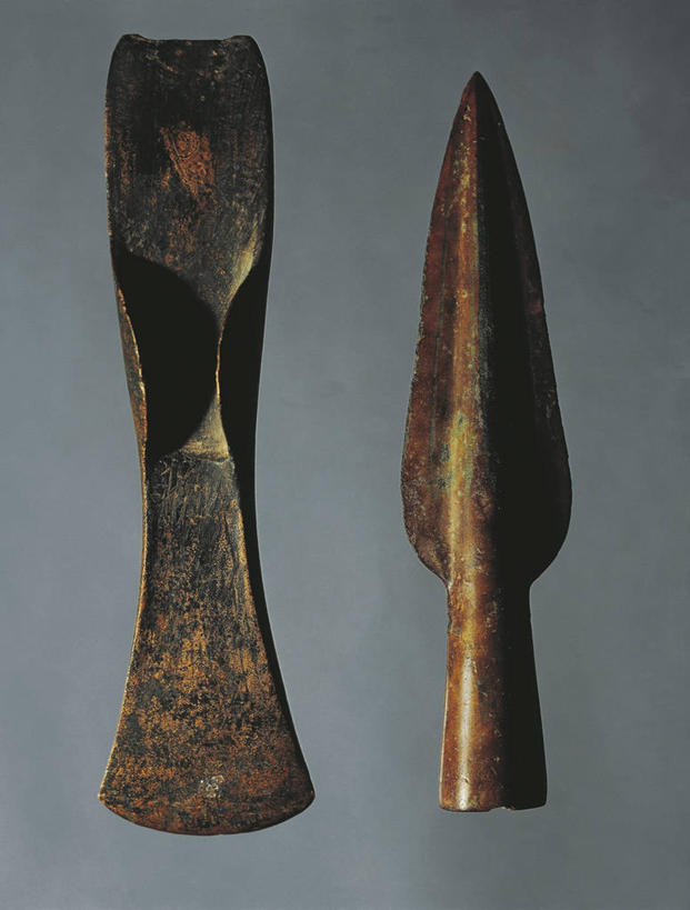 无人,竖图,意大利,欧洲,灰色背景,历史,两个,武器,摄影,南欧,矛,意大利共和国,青铜,古代文明,弗留利.威尼斯朱利亚,弗留利.威尼斯朱利亚大区,史前时代,彩图,影棚拍摄,斧