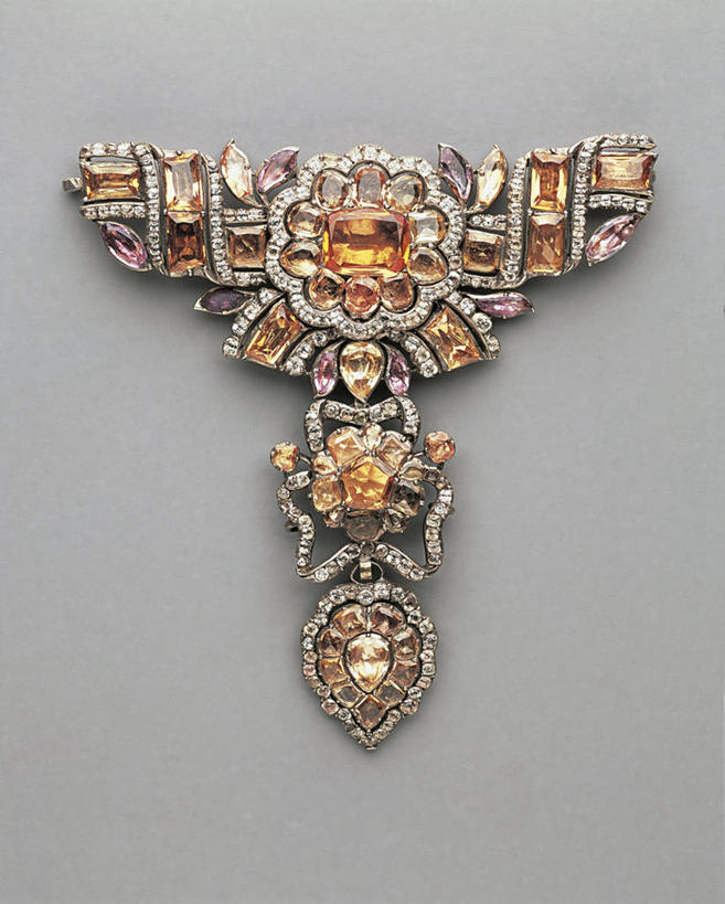 无人,竖图,项链,珠宝,灰色背景,一个,灰色,摄影,单个,手艺,18世纪,工匠,紫水晶,美术工艺,黄玉,彩图,影棚拍摄