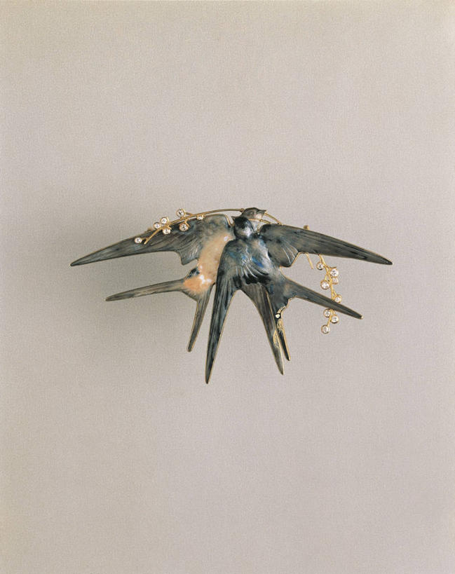 无人,竖图,燕子,珐琅,珠宝,雕塑,灰色背景,艺术,装饰,鸟类,雕刻,雕像,钻石,一个,灰色,工艺品,摄影,单个,纪念,美术,主题,手艺,陈列,功能,美学,工匠,项坠,美术工艺,彩图,影棚拍摄