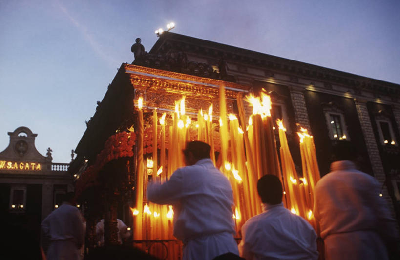 成年人,横图,室外,仰视,蜡烛,意大利,五个人,火焰,烛光,城镇,拿着,饮食,背面,黄昏,摄影,宗教,照亮,基督教,西西里,忠诚,灵性,卡塔尼亚,彩图,低角度拍摄,传统文化,传统节日