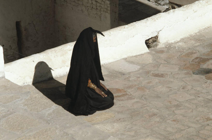 成年人,一个人,横图,俯视,室外,白天,日光,埃及,仅一个女性,阴影,历史,黑色,祈祷,摄影,伊斯兰教,中东,宗教服装,西奈半岛,跪着,彩图,高角度拍摄