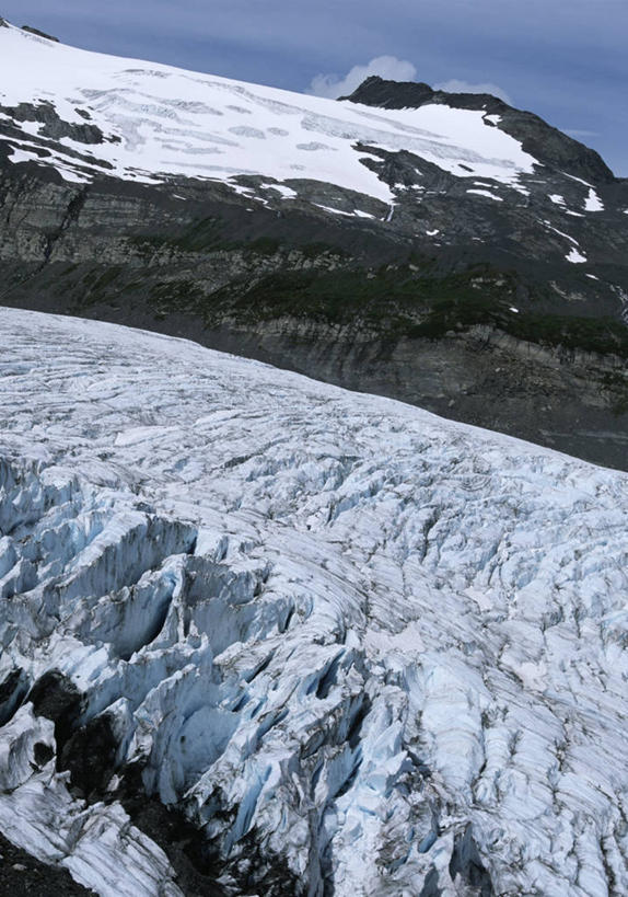 无人,公园,竖图,俯视,室外,白天,旅游,度假,美景,山,山脉,雪,雪山,美国,地形,景观,山顶,冬天,娱乐,风景,自然,地标建筑,享受,休闲,景色,放松,摄影,宁静,北美,北美洲,国家公园,自然风光,美洲,冰河,阿拉斯加,阿拉斯加州,北亚美利加洲,亚美利加洲,最后的边疆,午夜阳光之地,基奈峡湾国家公园,基奈半岛,苏厄德,自然地理,彩图,高角度拍摄,美利坚合众国