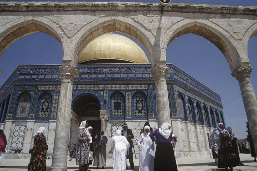 成年人,站,横图,室外,白天,仰视,城市,土耳其,以色列,亚洲,柱子,首都,历史,地标建筑,叉腰,摄影,伊斯兰教,圆顶建筑,清真寺,西亚,伊斯坦布尔,万里无云,蓝色清真寺,素檀何密清真寺,耶路撒冷,苏丹艾哈迈德清真寺,柱廊,美术工艺,女人,步行,彩图,低角度拍摄,传统服装,土耳其共和国,君士坦丁堡,传统文化,苏丹清真寺