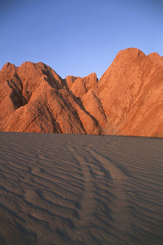 无人,竖图,室外,白天,沙漠,智利,波纹,沙子,热,红色,风景,南美,摄影,南美洲,拉丁美洲,岩层,美洲,万里无云,亚美利加洲,南亚美利加洲,智利共和国,月亮谷,安托法加斯塔大区,岩石,彩图,旅行