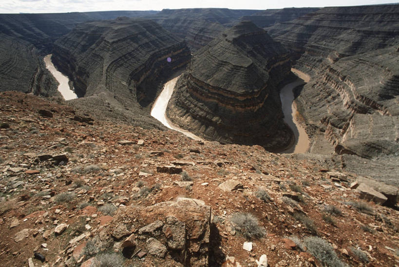 无人,横图,俯视,室外,白天,旅游,度假,河流,美景,峡谷,美国,弯曲,地形,景观,娱乐,风景,自然,享受,休闲,景色,放松,摄影,宁静,岩层,自然风光,野地,圣胡安河,犹他,地质学,自然地理,岩石,彩图,高角度拍摄