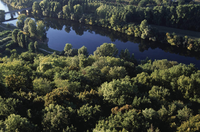 无人,横图,俯视,室外,白天,旅游,度假,河流,美景,森林,法国,欧洲,地形,景观,桥,娱乐,风景,自然,享受,休闲,景色,放松,摄影,宁静,西欧,法兰西,自然风光,法兰西共和国,阿基坦,法兰西第五共和国,亚魁当,阿基坦大区,彩图,高角度拍摄,全画面,全框架,全帧,全画幅,多尔多涅河