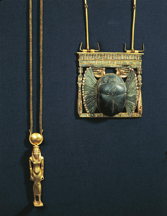 无人,竖图,特写,珠宝,黑色背景,神话,金属,天牛,文化,黄金,古代,摄影,传说,古埃及文明,古代文明,圣甲虫,项坠,美术工艺,母性之神,生育之神,埃及神话,伊希斯,彩图,影棚拍摄