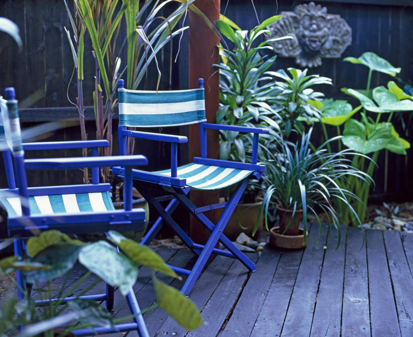 无人,露台,横图,室外,白天,美景,植物,家具,阳台,椅子,英国,条纹,庭院,景观,院子,帆布,英格兰,座位,蓝色,自然,夏天,景色,摄影,生活方式,自然风光,老板椅,式样,彩图,露天阳台,对焦