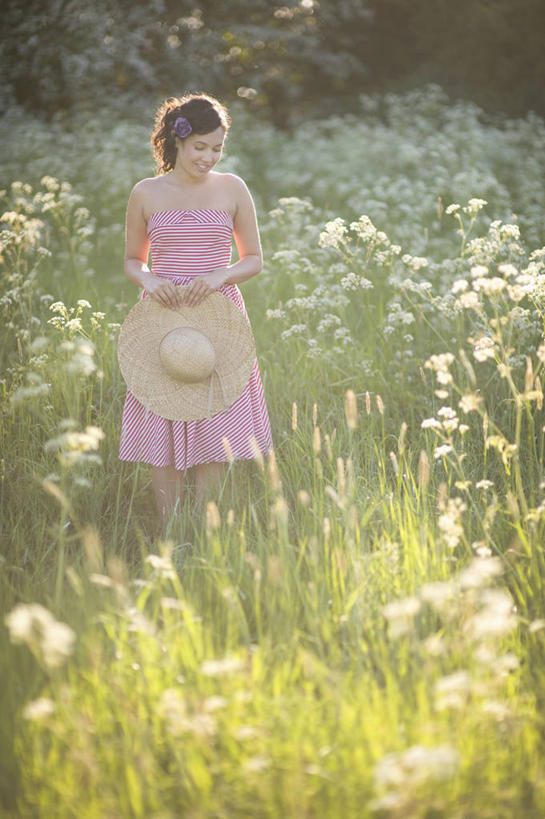 成年人,一个人,站,微笑,竖图,室外,白天,正面,快乐,草地,美景,植物,帽子,日光,英国,仅一个年轻女性,仅一个女性,仅一个人,草帽,庭院,景观,野花,拿着,英格兰,花,红色,自然,黄昏,遮阳帽,夏天,景色,放松,摄影,生活方式,自然风光,逆光,年轻女性,女人,女性,年轻人,休闲活动,彩图,对焦,太阳裙