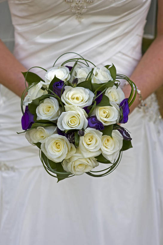 新娘,室外,白天,婚纱,婚礼,美景,植物,玫瑰,景观,浪漫,拿着,花,白色,自然,花束,景色,摄影,生活方式,部分,自然风光,爱