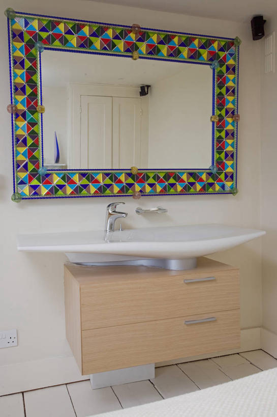 无人,竖图,彩色,室内,白天,柜子,镜子,浴室,花纹,水槽,图案,正方形,现代,英格兰,摄影,五颜六色,色彩斑斓,药箱,五彩缤纷,五彩斑斓,五光十色,切尔滕汉姆,彩图