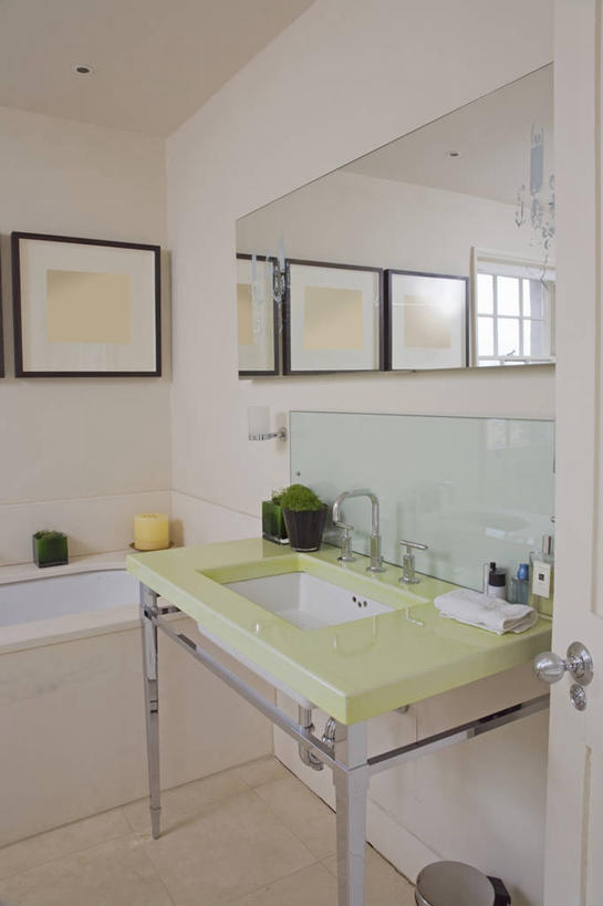 无人,竖图,室内,白天,镜子,浴室,水槽,眼镜,艺术品,现代,英格兰,绿色,白色,米色,摄影,切尔滕汉姆,彩图