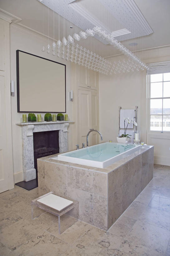 无人,竖图,室内,白天,壁炉,地板,浴室,瓷砖,大理石,艺术品,现代,英格兰,浴盆,摄影,华贵,水晶吊灯,切尔滕汉姆,彩图