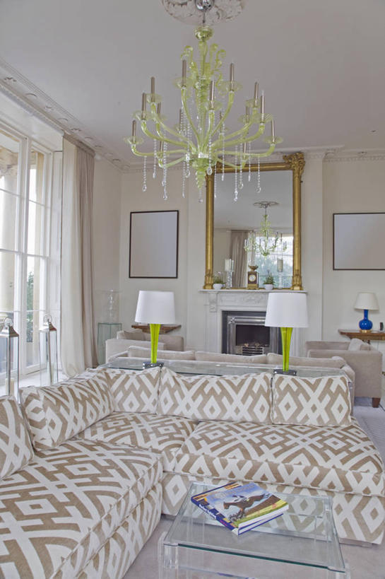 无人,竖图,室内,白天,地板,地毯,沙发,塑料,亚克力,茶几,现代,英格兰,塑料制品,米色,摄影,起居室,水晶吊灯,亚加力,有机玻璃,式样,切尔滕汉姆,彩图,聚甲基丙烯酸甲酯,热塑性塑料